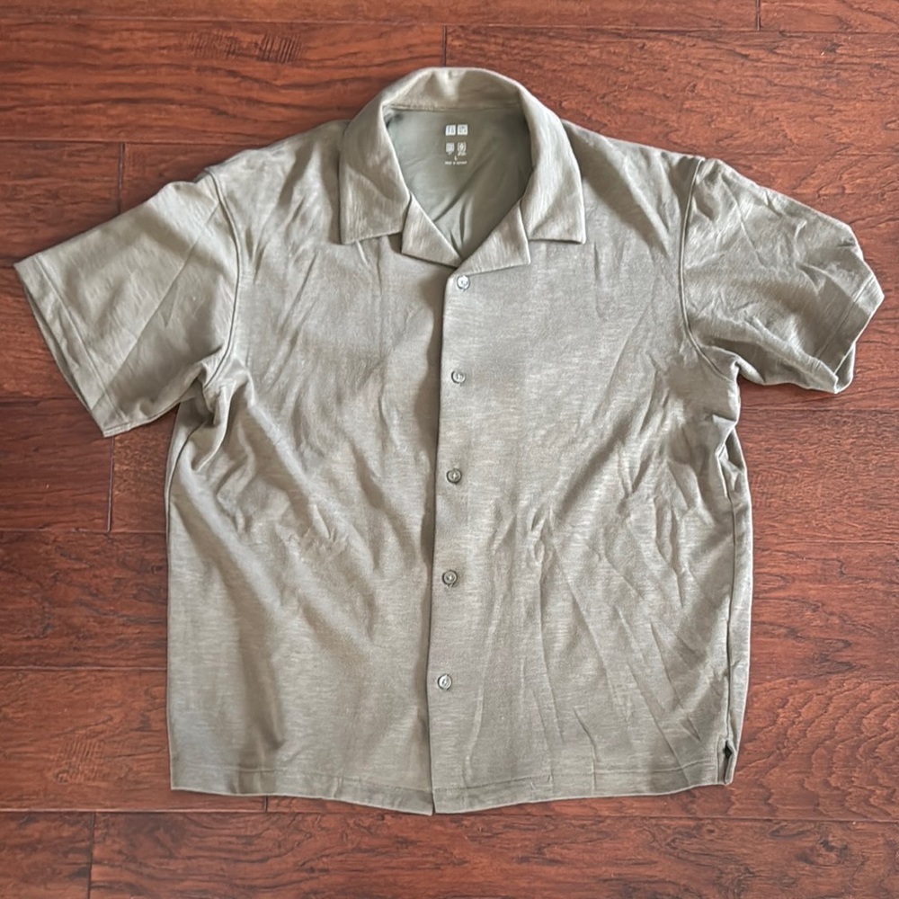 Uniqlo Sage Green Short Sleeve Shirt
